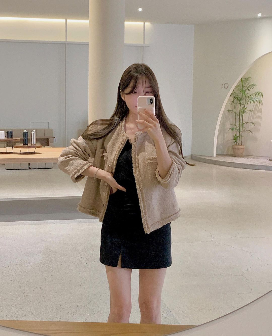 Sắm áo màu be, style của bạn chỉ có thanh lịch như gái Pháp hoặc sang xịn như gái Hàn trở lên - Ảnh 4. Sắm áo màu be, style của bạn chỉ có thanh lịch như gái Pháp hoặc sang xịn như gái Hàn trở lên - Ảnh 4.
