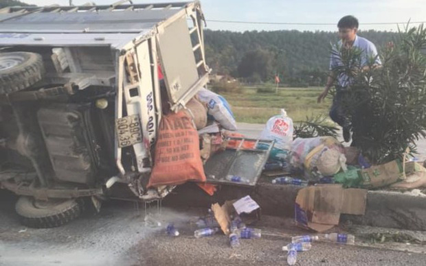 Has an accident on the flood relief highway in central Vietnam, the driver suffered a traumatic brain injury - Photo 1.