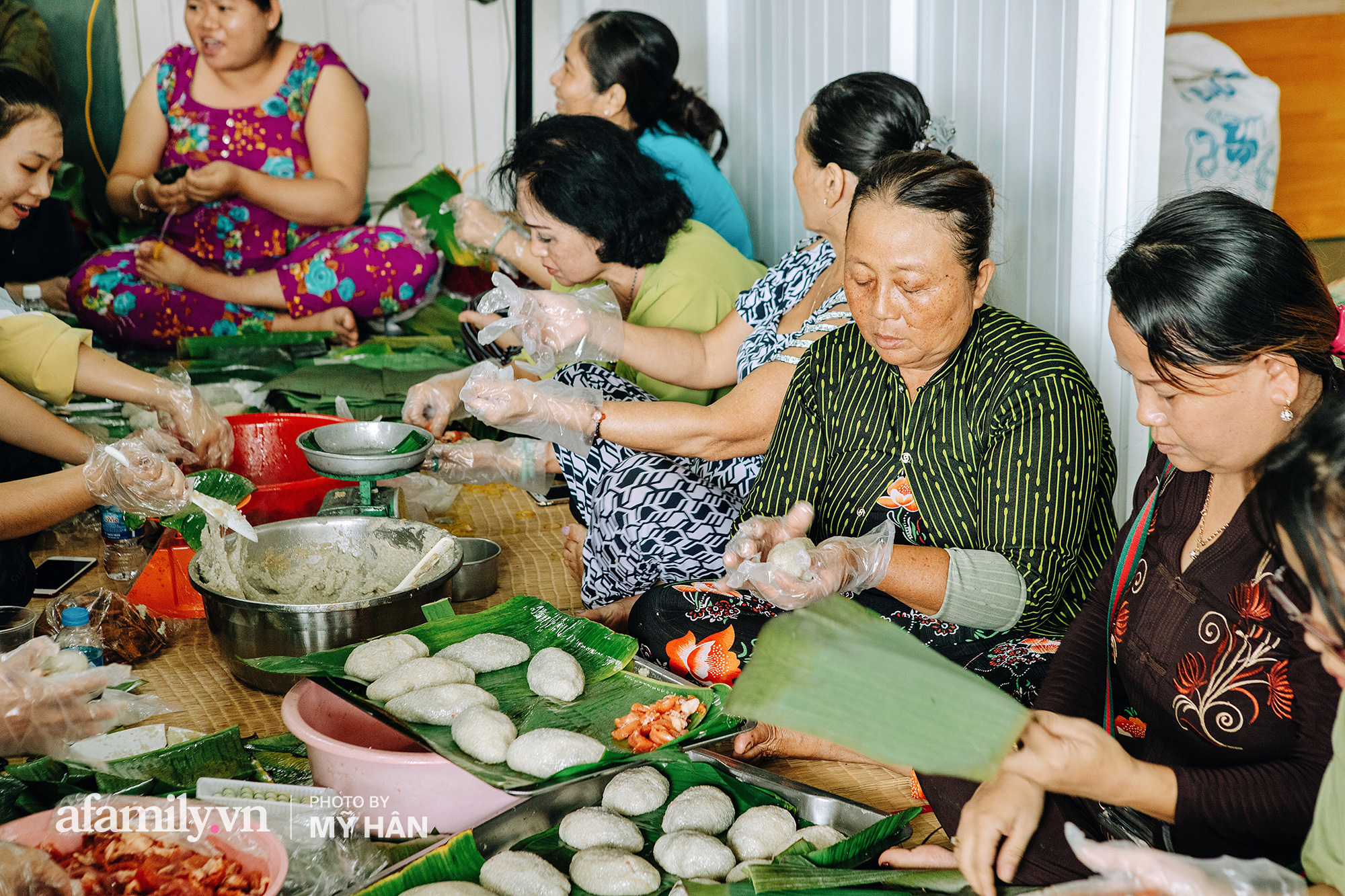 Westerners came together to create a new type of cake that is easy to preserve, can be stored for many days to send to the central region, only 12 hours has quickly wrapped 5,000 pieces!  Photo 1.