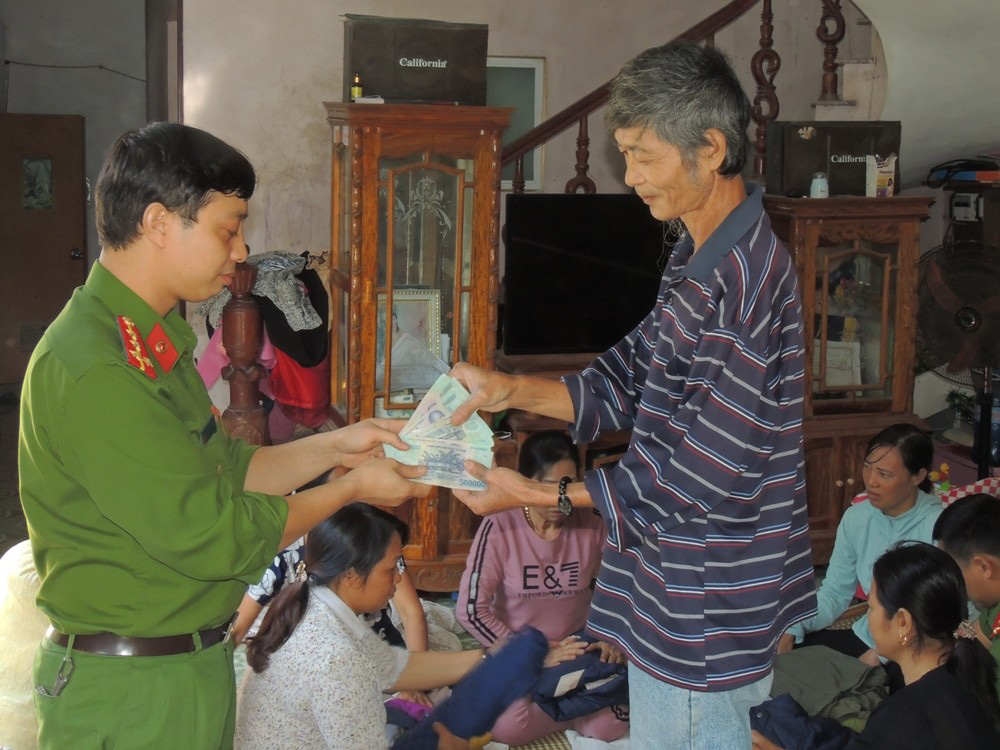 Forget nearly 50 million VND on the jacket to support the people of Central Vietnam - Photo 1.