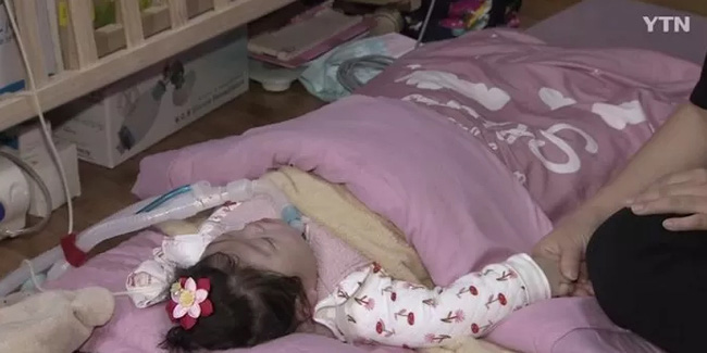 Em bé nhắm nghiền mắt trong sinh nhật đầu tiên tưởng như ngủ nhưng là kết quả của hành vi bạo hành bởi y tá gây chấn động Hàn Quốc 1 năm trước - Ảnh 5.