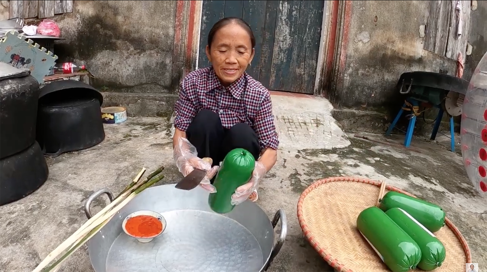 No One Like Ms. Tan Vlog: Grilled Sausage with Chili Sauce, Still Eaten With ... Onion Fat?  Photo 1.