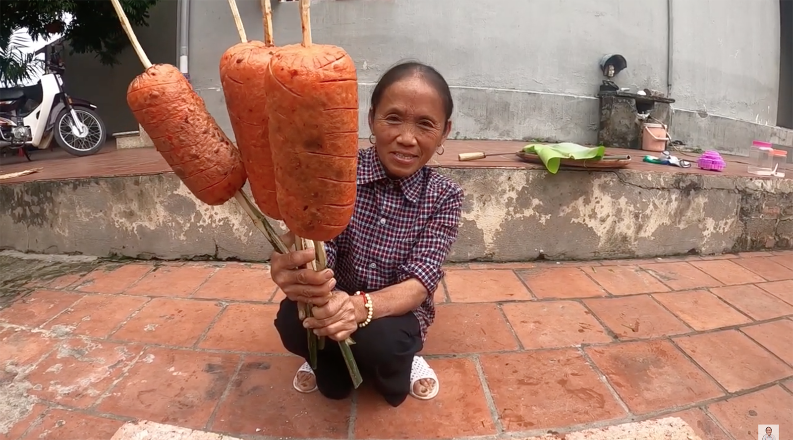 No One Like Ms. Tan Vlog: Grilled Sausage with Chili Sauce, Still Eaten With ... Onion Fat?  - Photo 4.