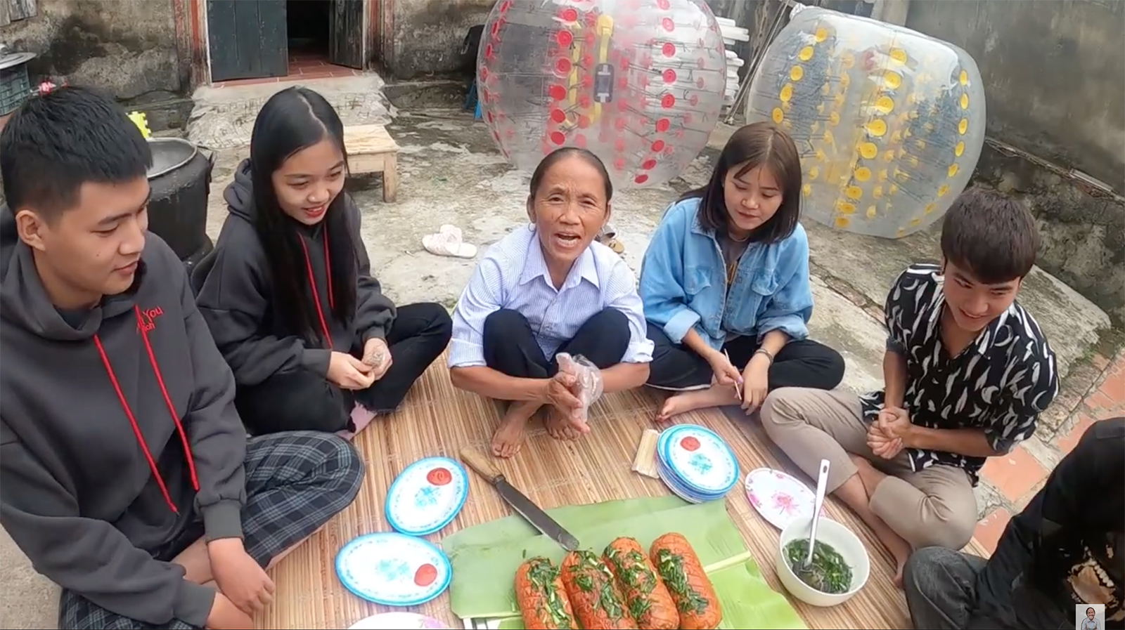 No One Like Ms. Tan Vlog: Grilled Sausage with Chili Sauce, Still Eaten With ... Onion Fat?  Photo 8.