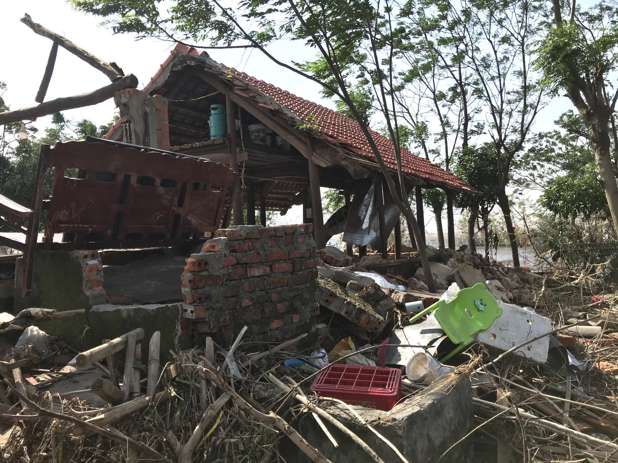 Photo: Floods washed away many houses, the people of Quang Binh desperately tried to find the remaining assets - Photo 4.