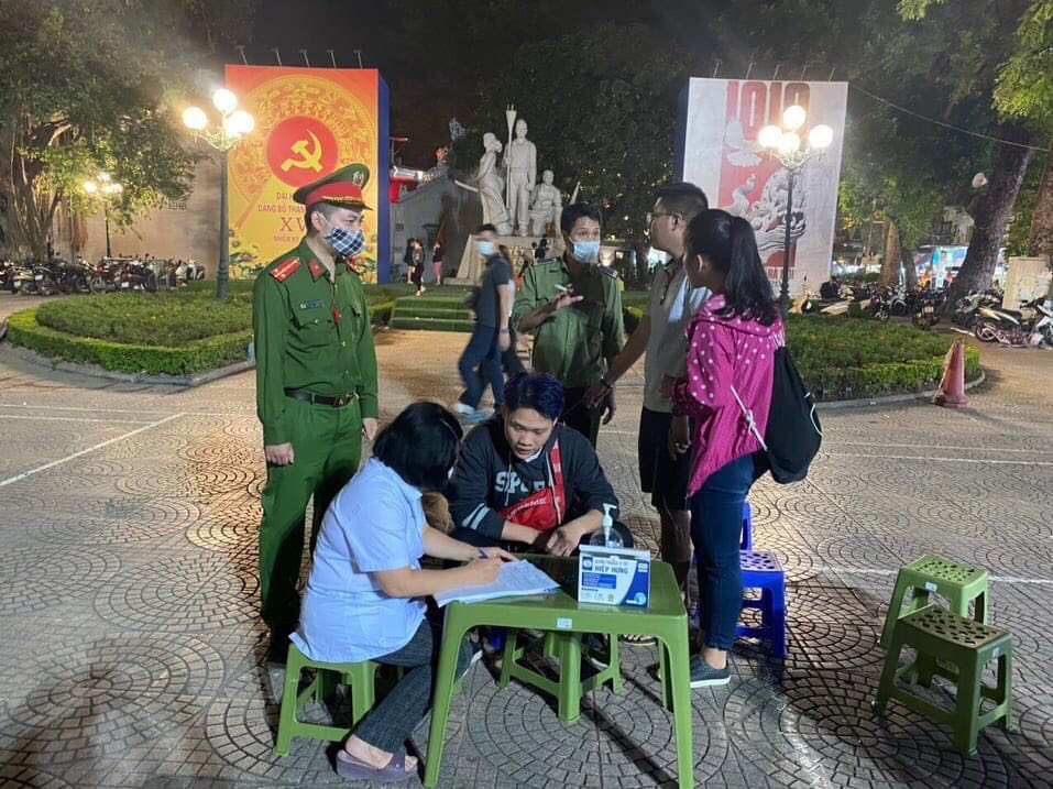 Hanoi installed 15 poles around the pedestrian street, began to sanction people not to wear masks in public - Photo 1.