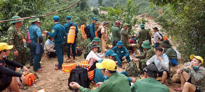 Bodies of 3 brothers found buried by landslides in Quang Binh - Photo 1.