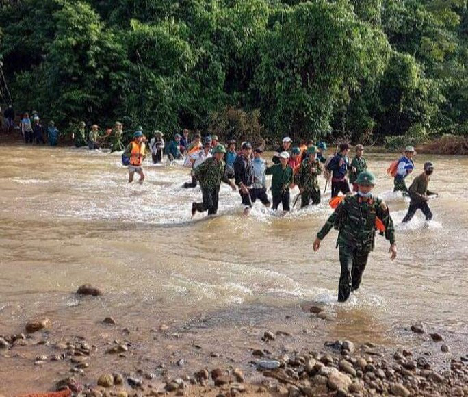 Bodies of three brothers found buried by landslides in Quang Binh - Photo 2.