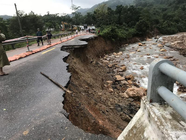 Mưa lũ ở miền Trung khiến 148 người chết và mất tích, nhiều tuyến giao thông vẫn bị chia cắt - Ảnh 2.