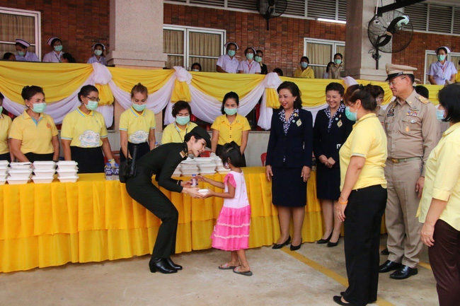 Hoàng quý phi Thái Lan tái xuất thu hút sự chú ý: Lặng lẽ nhìn Quốc vương và Hoàng hậu dự sự kiện rồi có hoạt động riêng đầy nổi bật - Ảnh 5.