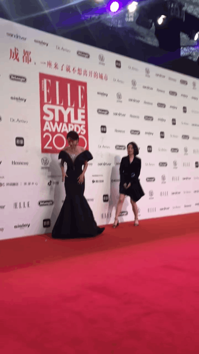 3 sự cố váy áo tại Elle Style Awards 2020: Trương Gia Nghê rơi khuyên tai, Giang Sơ Ảnh giẫm lên váy - Ảnh 1.