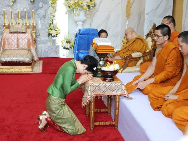 Hoàng quý phi Thái Lan gây sốt cộng đồng mạng nhờ một chi tiết thể hiện sự duyên dáng, phong thái đầy chuẩn mực hiếm ai có được - Ảnh 1.