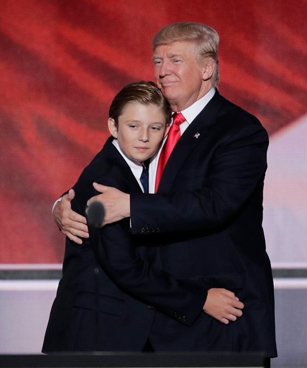 Loạt ảnh chiều cao khủng của “Hoàng tử Nhà Trắng” Barron Trump biến các bạn mình thành người tí hon, chỉ đi bộ đã nhanh bằng bạn chạy - Ảnh 2.