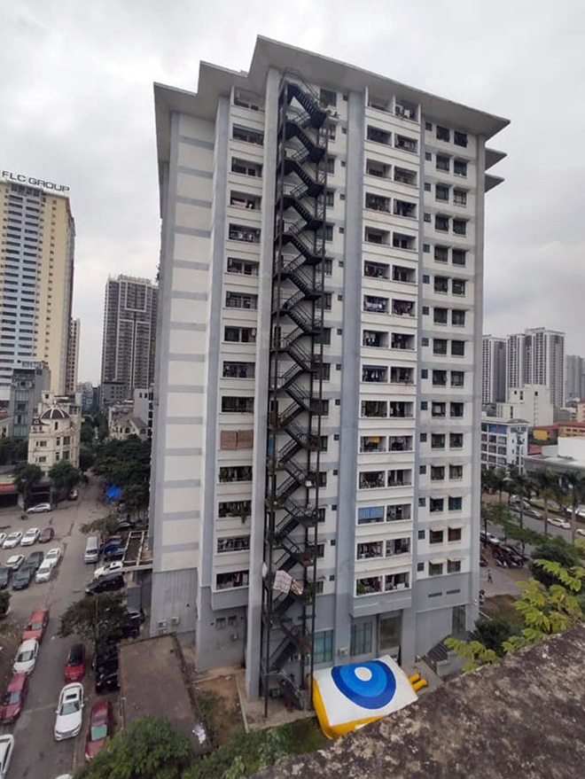 Ng&aacute;o đ&aacute; ra ngồi vắt vẻo tầng 17 m&uacute;a h&aacute;t - Ảnh 2.