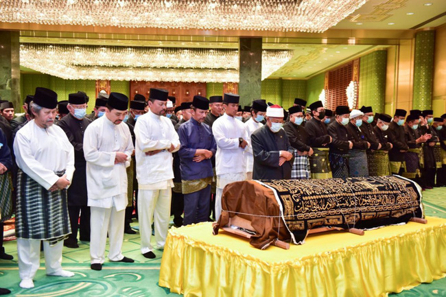 Tang lễ đẫm nước mắt của Hoàng tử Brunei trẻ tuổi: Người mẹ khóc ngất bên linh cữu con trai khiến ai cũng xót xa - Ảnh 1.