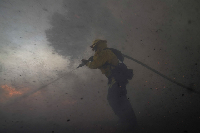 Cháy rừng bùng phát mạnh tại California, khoảng 100.000 người phải đi sơ tán - Ảnh 1.