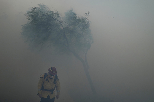 Cháy rừng bùng phát mạnh tại California, khoảng 100.000 người phải đi sơ tán - Ảnh 2.