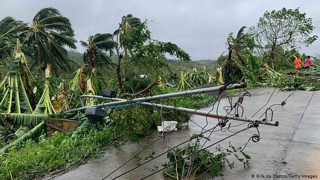 Báo nước ngoài viết về bão lũ miền Trung: Bão sát thủ vừa qua, Việt Nam lại sẵn sàng sơ tán 1,3 triệu dân - Ảnh 2.