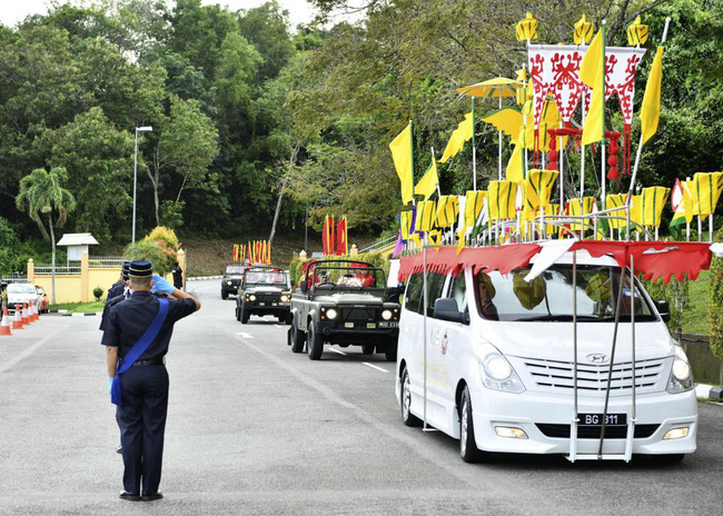 Tang lễ đẫm nước mắt của Hoàng tử Brunei trẻ tuổi: Người mẹ khóc ngất bên linh cữu con trai khiến ai cũng xót xa - Ảnh 3.