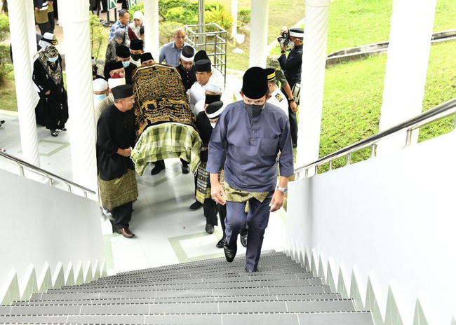 Tang lễ đẫm nước mắt của Hoàng tử Brunei trẻ tuổi: Người mẹ khóc ngất bên linh cữu con trai khiến ai cũng xót xa - Ảnh 4.