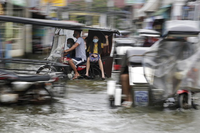 Hàng chục nghìn người phải sơ tán do bão Molave, Philippines ra cảnh báo bão cao nhất - Ảnh 1.