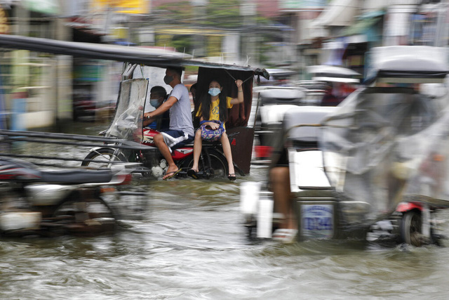 Bão Molave tàn phá Philippines trước khi đổ bộ Việt Nam - Ảnh 1.