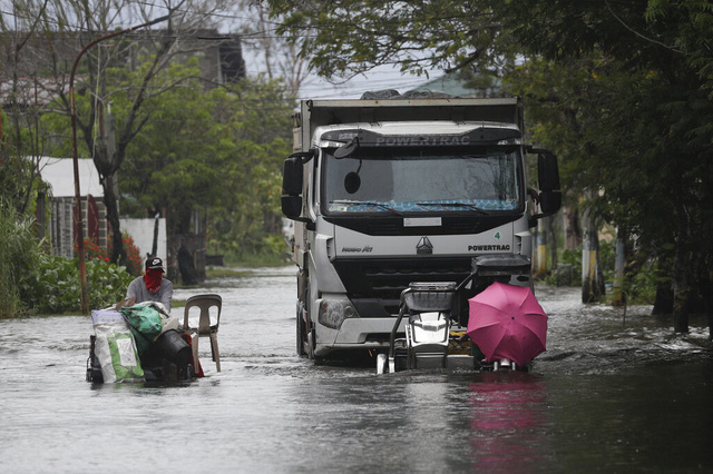 Bão Molave tàn phá Philippines trước khi đổ bộ Việt Nam - Ảnh 2.