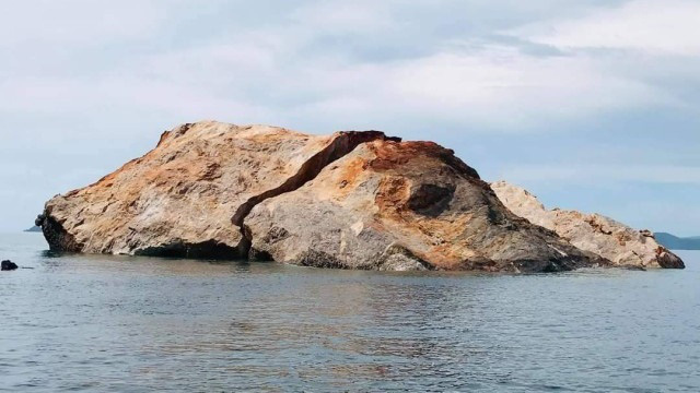 Bão lớn đánh vỡ đôi đảo đá vôi nổi tiếng Thái Lan - Ảnh 1.