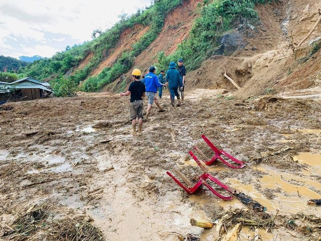 Hiện trường vụ sạt lở ở Phước Sơn, Quảng Nam khiến 11 người mất tích - Ảnh 1.