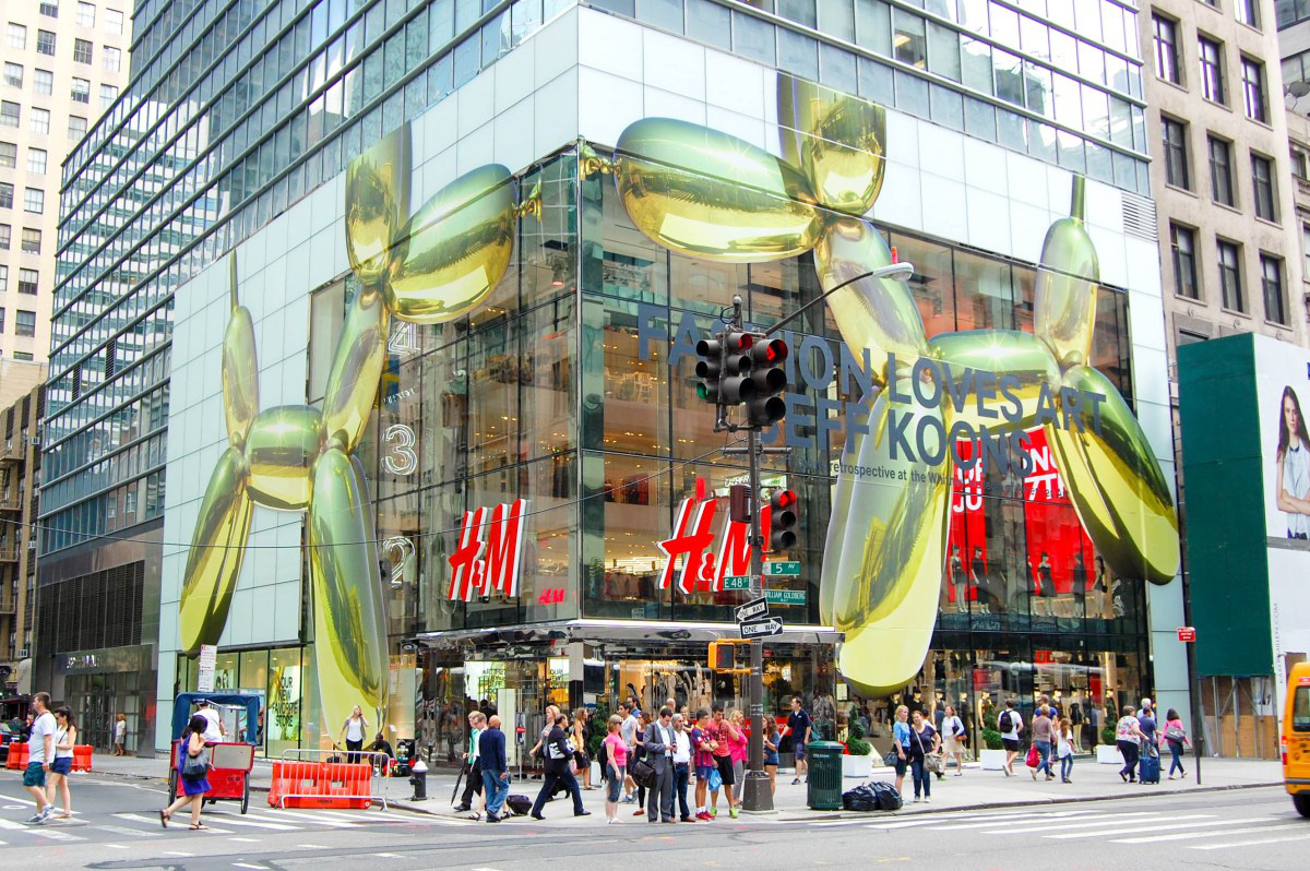Thương hiệu H&M đóng 250 cửa hàng trong năm 2021 - Ảnh 1.