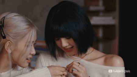 Rosé phát hiện dây chuyền của Lisa bị mất một viên kim cương và phản ứng bất ngờ của khổ chủ - Ảnh 4.