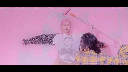 Ros&eacute; kh&oacute;c l&oacute;c thảm thiết đ&ograve;i hận đ&agrave;n &ocirc;ng trong MV mới của BLACKPINK ho&aacute; ra l&agrave; v&igrave;... bạn trai mua sơn nhầm m&agrave;u? - Ảnh 3.