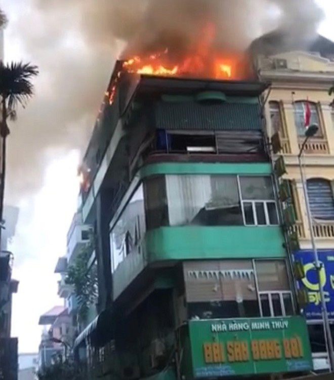 Hà Nội: Nhà hàng hải sản bốc cháy dữ dội dưới cơn mưa - Ảnh 1.