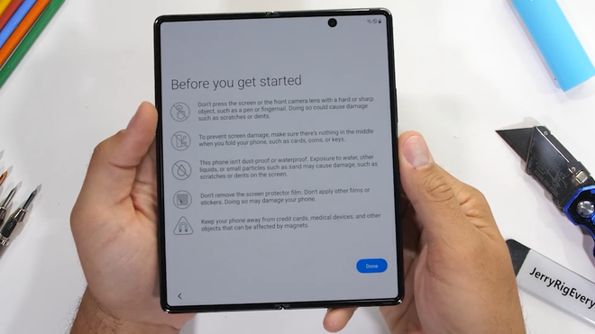 Tra tấn Galaxy Z Fold2: Màn hình vẫn dễ xước, nhưng bản lề và khung viền được nâng cấp bền hơn - Ảnh 1.