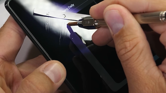 Tra tấn Galaxy Z Fold2: M&agrave;n h&igrave;nh vẫn dễ xước, nhưng bản lề v&agrave; khung viền được n&acirc;ng cấp bền hơn - Ảnh 4.