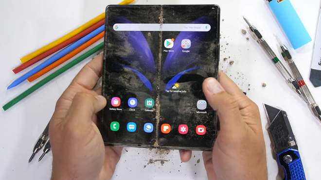 Tra tấn Galaxy Z Fold2: Màn hình vẫn dễ xước, nhưng bản lề và khung viền được nâng cấp bền hơn - Ảnh 6.