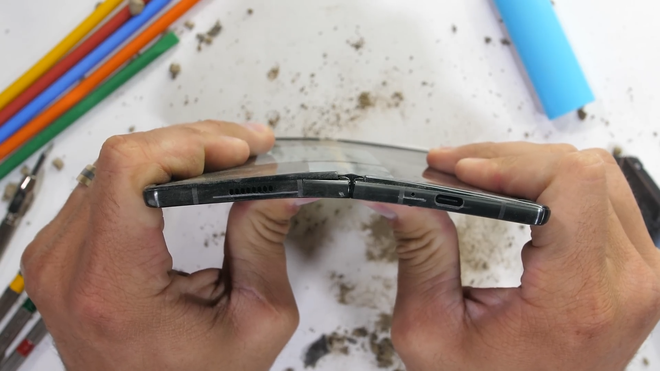 Tra tấn Galaxy Z Fold2: M&agrave;n h&igrave;nh vẫn dễ xước, nhưng bản lề v&agrave; khung viền được n&acirc;ng cấp bền hơn - Ảnh 7.