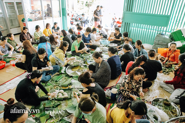 Người miền Tây lại nghĩ ra sáng kiến mới, chiên cơm cháy chà bông để được lâu ngày, đóng hộp cẩn thận gửi đồng bào miền Trung ăn lấy thảo chút đặc sản quê nhà - Ảnh 1.