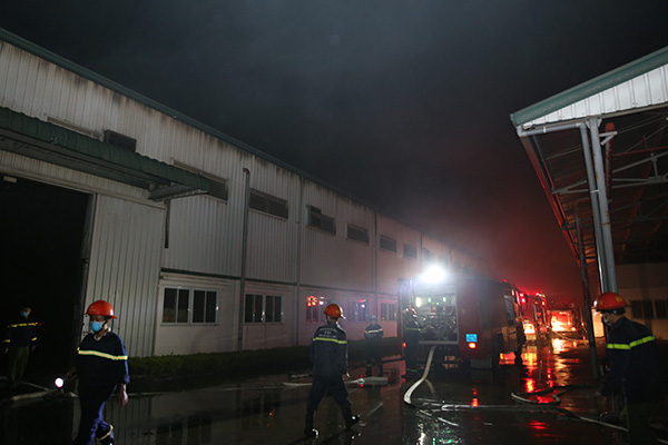 Cháy lớn tại Công ty Bao bì Fushan, thiệt hại ước tính hàng chục tỷ đồng - Ảnh 1.