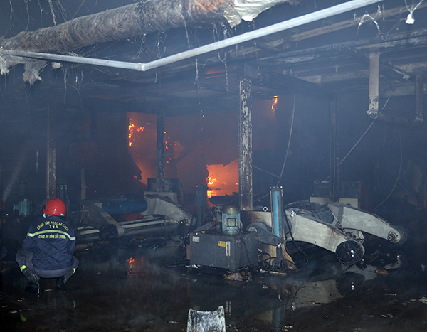 Cháy lớn tại Công ty Bao bì Fushan, thiệt hại ước tính hàng chục tỷ đồng - Ảnh 2.