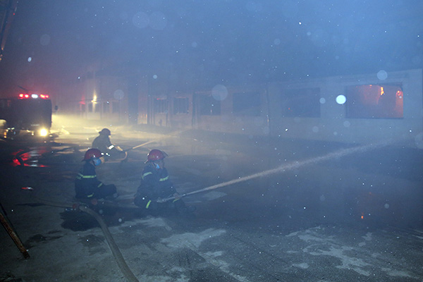 Cháy lớn tại Công ty Bao bì Fushan, thiệt hại ước tính hàng chục tỷ đồng - Ảnh 3.