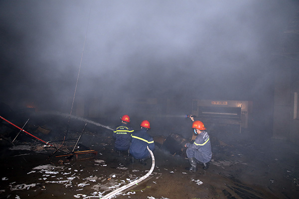 Cháy lớn tại Công ty Bao bì Fushan, thiệt hại ước tính hàng chục tỷ đồng - Ảnh 4.