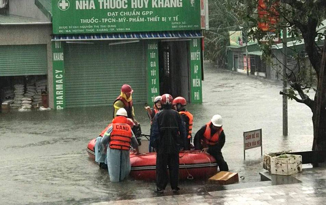 Cận cảnh lực lượng chức năng bơi vào giải cứu người ra khỏi căn nhà ngập sâu ở thành phố Vinh - Ảnh 5.