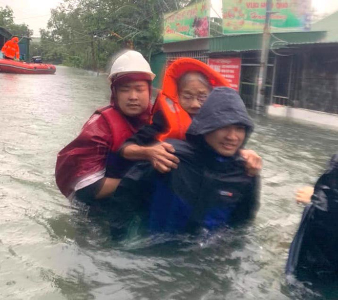 Cận cảnh lực lượng chức năng bơi vào giải cứu người ra khỏi căn nhà ngập sâu ở thành phố Vinh - Ảnh 6.