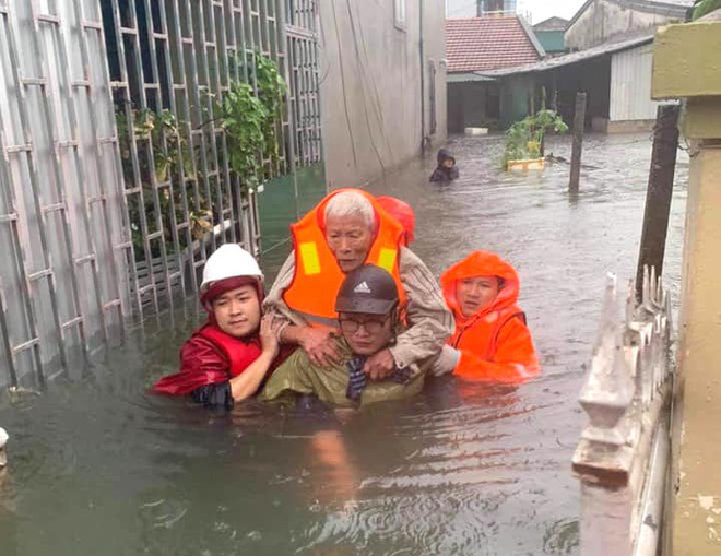 Cận cảnh lực lượng chức năng bơi vào giải cứu người ra khỏi căn nhà ngập sâu ở thành phố Vinh - Ảnh 7.