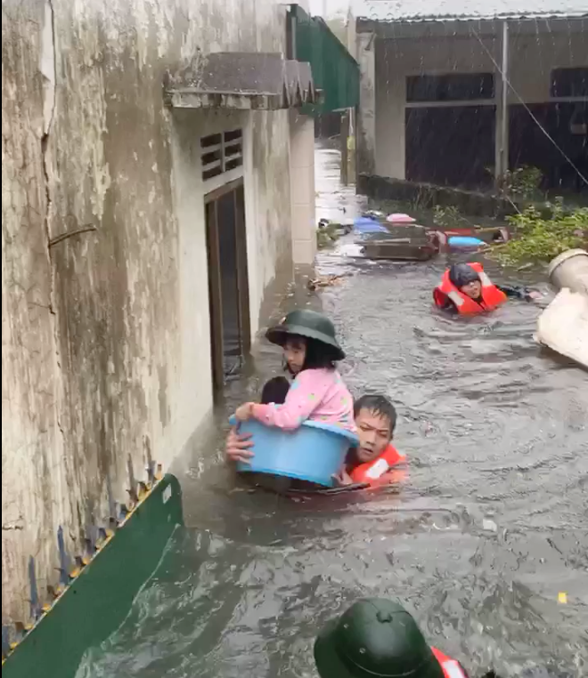 Cận cảnh lực lượng chức năng bơi vào giải cứu người ra khỏi căn nhà ngập sâu ở thành phố Vinh - Ảnh 8.