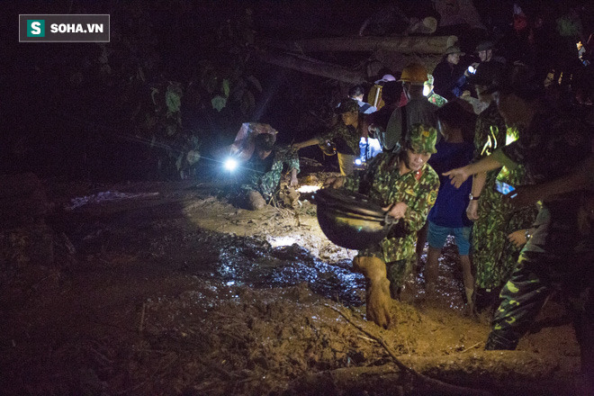 Bộ đội xuyên đêm băng rừng, vượt bùn lầy ngập nửa người để tiếp tế lương thực cho Trà Leng - Ảnh 7.