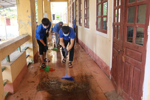 Học sinh vùng lũ sẽ được giãn chương trình học - Ảnh 1.