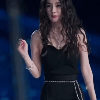 Khoảnh khắc g&acirc;y b&atilde;o của Dương Mịch: Định vịn nhờ khi xuống cầu thang, ai ngờ chưng hửng khi sao nam quay đi - Ảnh 4.