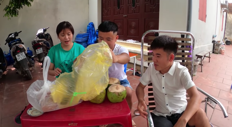 Ms Tan's son released an offensive clip of stealing money to raise pigs and then how did his brother eat ?, the netizen commented: He is being fined but still not abandoned?  Photo 7.